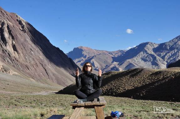 No fim de tarde, aproveitando a beleza e grandiosidade da paisagem na área de Confluencia, a caminho da base do Aconcágua, para se inspirar e fazer ioga (região de Mendoza, a oeste da Argentina)